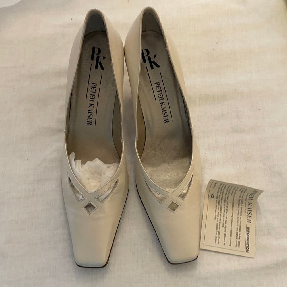 PETER KAISER BONE COLORED PUMPS. NEW